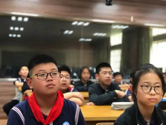 看,观众一脸崇拜和羡慕的眼神!