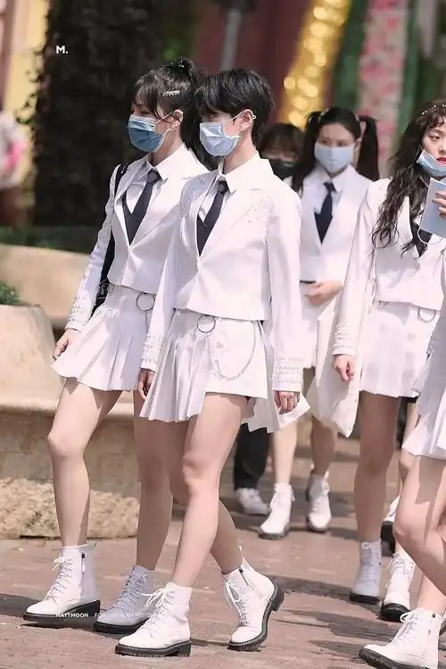 《创造营2020》美女学员们穿制服大秀娇嫩美腿