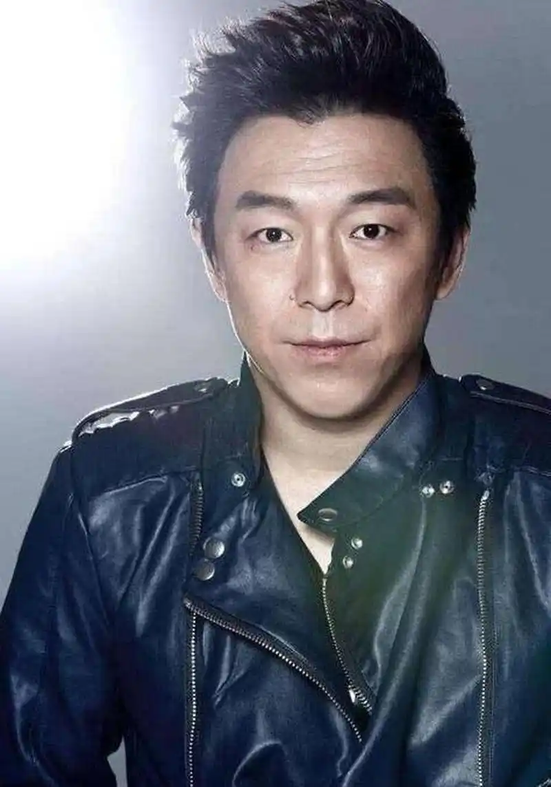 70年代末,黄渤的小时候的照片展现出与现在惊人相似的脸型和五官.