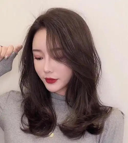 秋冬流行的气质发型:发量多的长发内扣,发丝细软纹理烫!