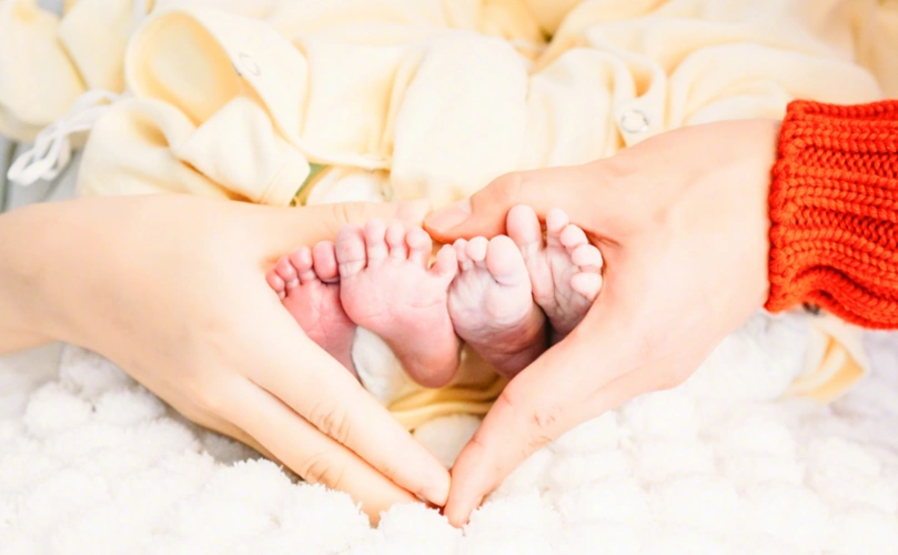 从此过生了一家四口的幸福生活,官宣小宝宝出生时谢娜和张杰的手围成