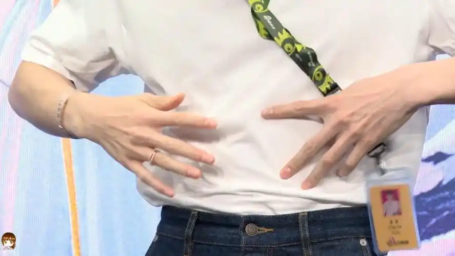 龚俊隔着衣服秀腹肌!