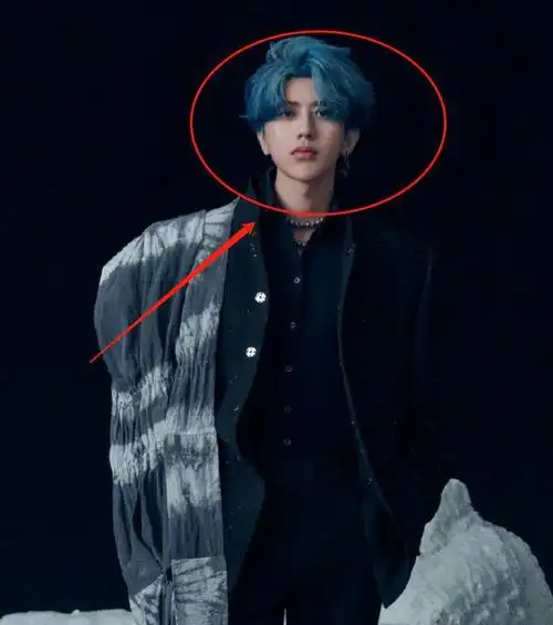 本以为蔡徐坤银发够绝直到看他蓝发造型拍大片是撕漫男无疑了