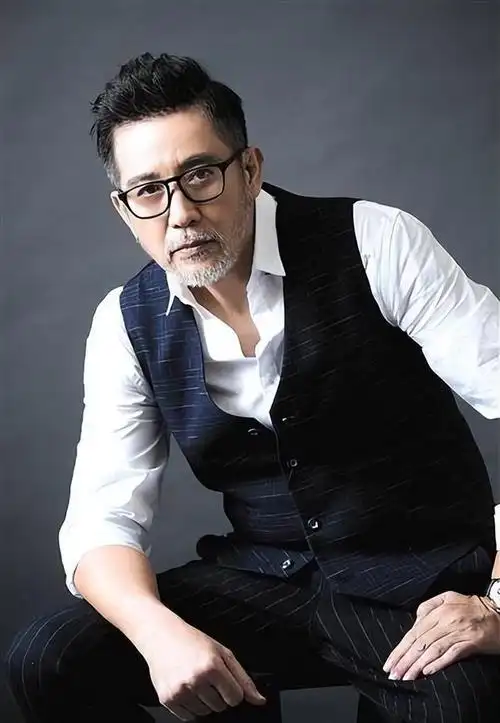 作为上个世纪70年代,最受中国人喜爱的男演员,秦汉可以说是颜值最扛打