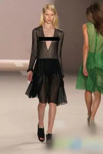 葡萄牙时装设计师fatima lopes打破传统时装设计概念,以极少布料的