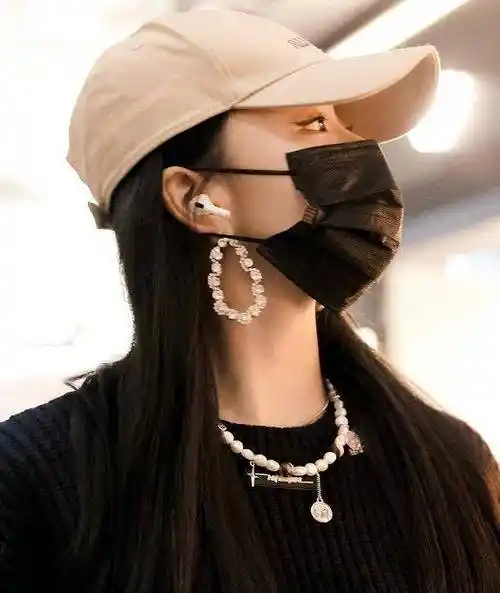 原创孔雪儿过安检被抓拍看到她穿长筒靴的腿长确定是168cm