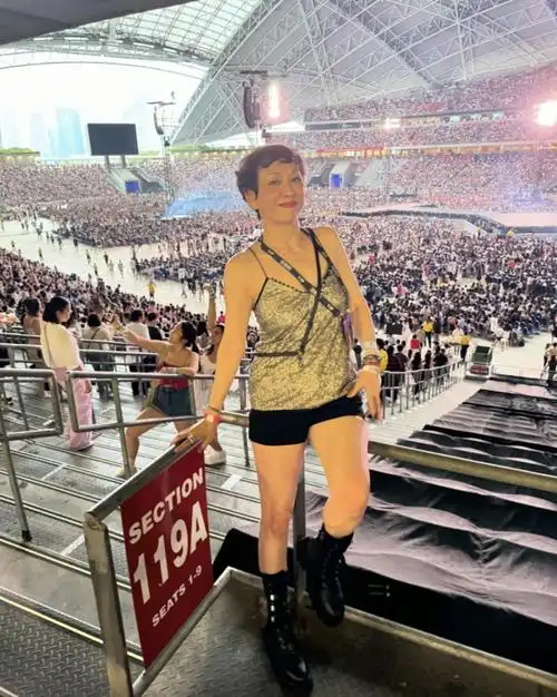 64岁余安安看taylorswift巡演,吊带配热裤活力十足,同场林恬儿_演唱会