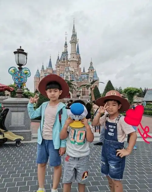 沙溢一家四口出游,43岁胡可穿粉衣大方秀素颜,滤镜也难掩年龄感