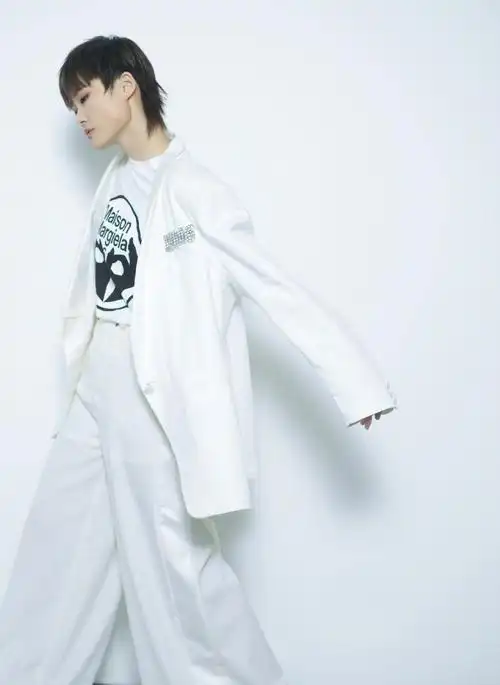 李宇春|白色西服酷帅写真