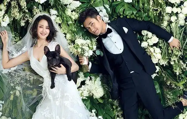 袁弘张歆艺庆结婚五周年女方短发利落侧颜精致大方亲吻秀恩爱