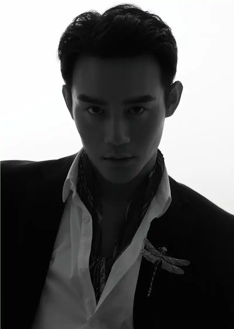 王凯全新九号摩登杂志时尚大片上线!光影之中一展优雅风度!