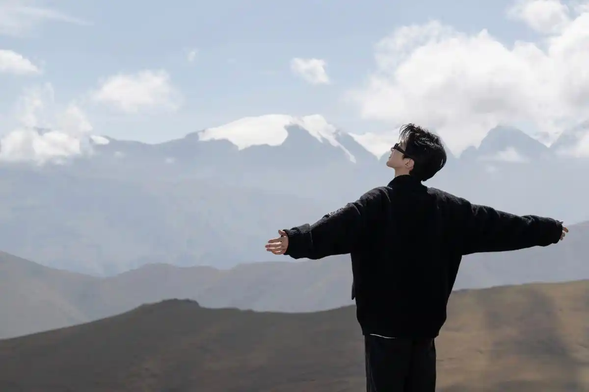 白敬亭超火锁屏壁纸来啦 原图哦 任意一张都是贼好看的锁屏或壁纸