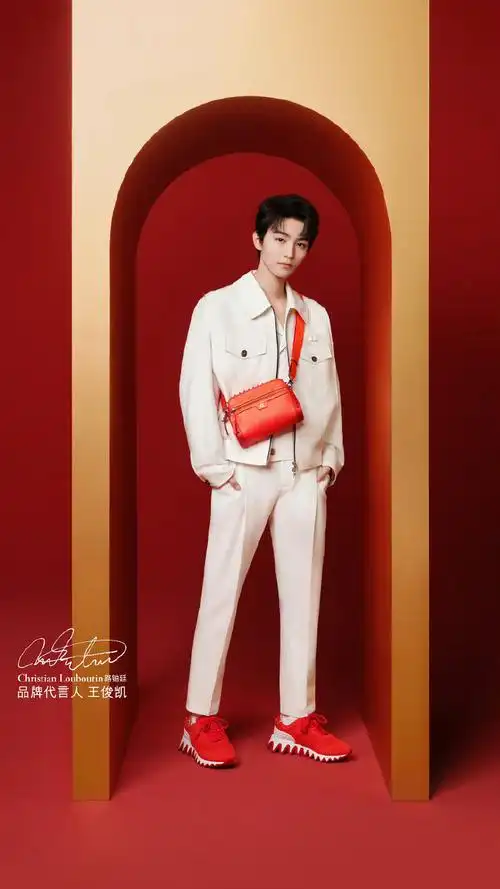 三大顶奢如果合体在王俊凯的身上那得多帅啊,穿着迪奥的衣服,戴着伯爵