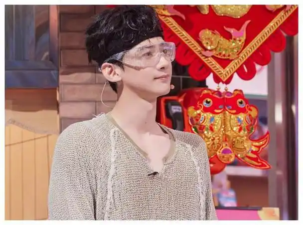 白敬亭翻车何炅激烈互撕私下零互动惹众怒网友炸锅