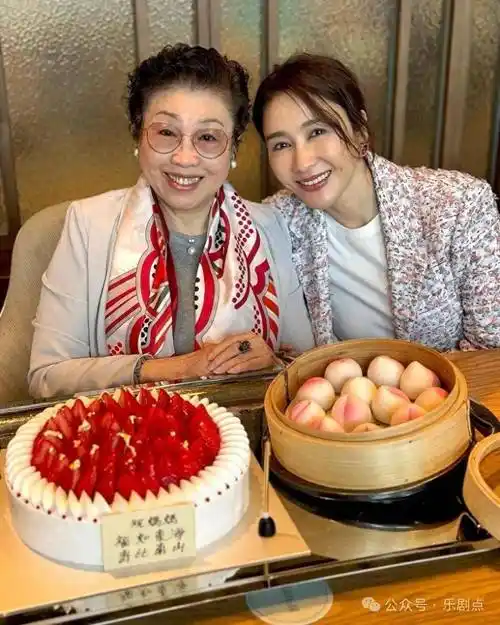 妈妈冻龄状态不输52岁女儿,戴珍珠尽显高贵气质_马廷_妈咪_家人