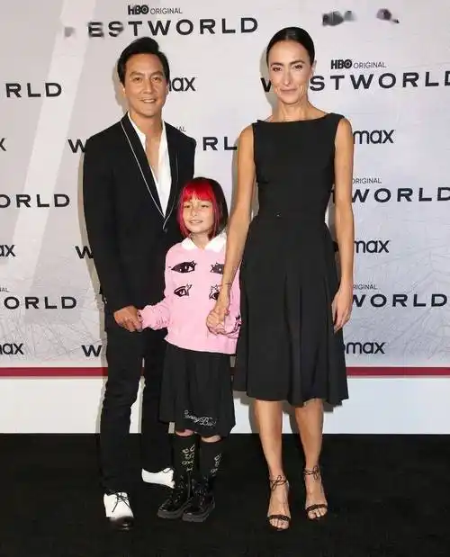 吴彦祖一家三口同框老婆44岁老态真实女儿没遗传他盛世容颜