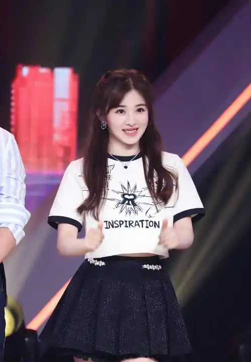 张含韵现身机场,格子衬衫搭双马尾,清新甜美似少女!_穿着_模样_造型