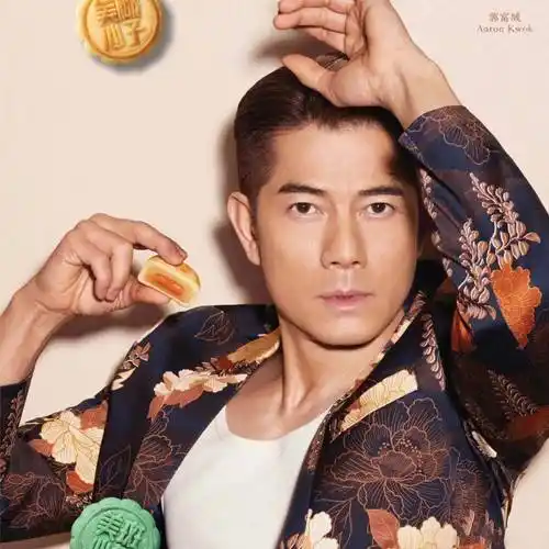 郭富城代言月饼的宣传图姿势,是这样的↓最近,美心月饼海报被嘲出圈!