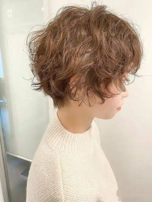 女士短发不论怎么剪,最百变时尚还是纹理烫,蓬松自然不夸张_发型_女性