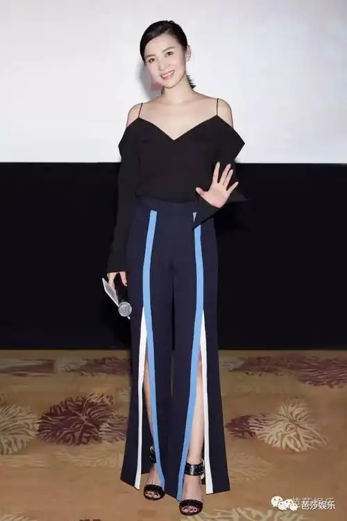 小花老师宋佳也是很好的范本,一双美腿若隐若现