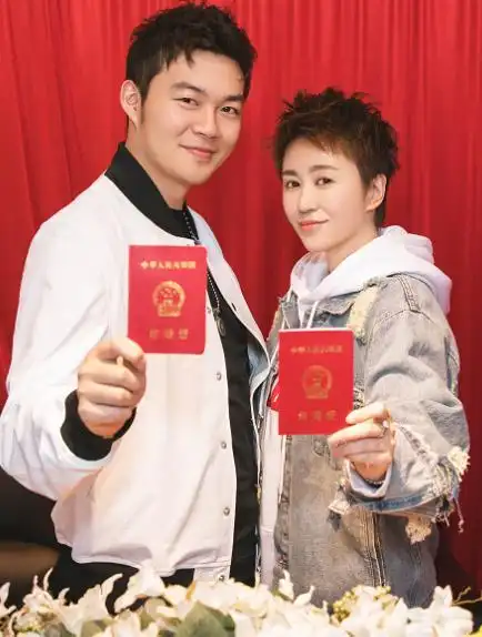 "双10亿女主"马丽领证结婚 :等不到长发及腰就嫁了