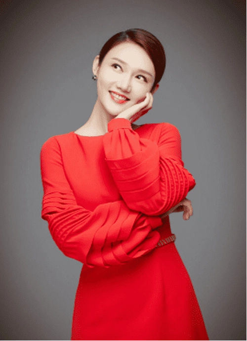 看到湘妹子龙洋的素颜不得不佩服春晚化妆师的鬼斧神工