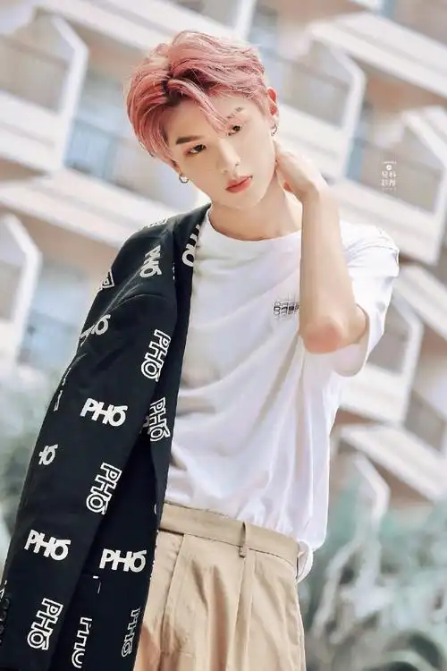 黄明昊红发造型