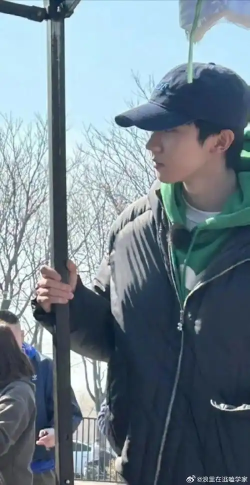 马嘉祺新综艺路透#马嘉祺的身高有点迷,曾舜晞官方身高181,马嘉祺据