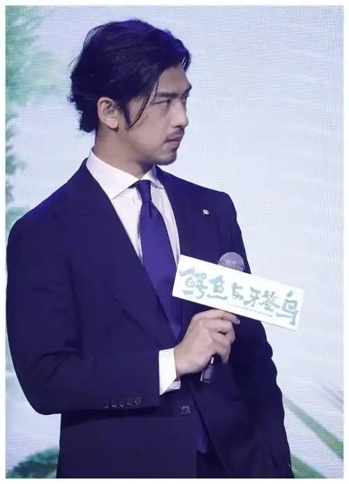 原创陈柏霖西装造型出席活动发型凌乱不刮胡子36岁活得太粗糙