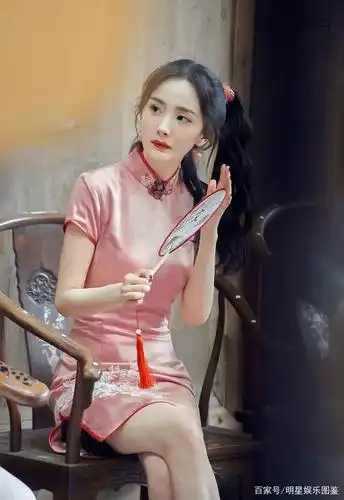 杨幂民国学生装录制《密室大逃脱》