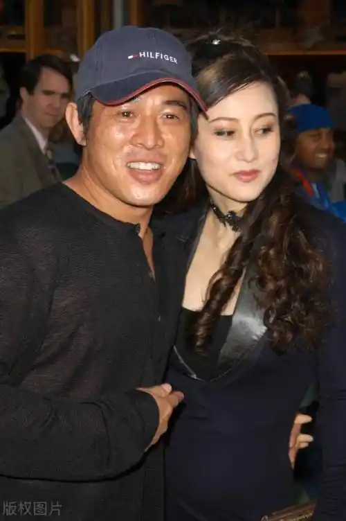 加上两人还是同门,黄秋燕还给李连杰生了两个女儿,为此他们的结合也是