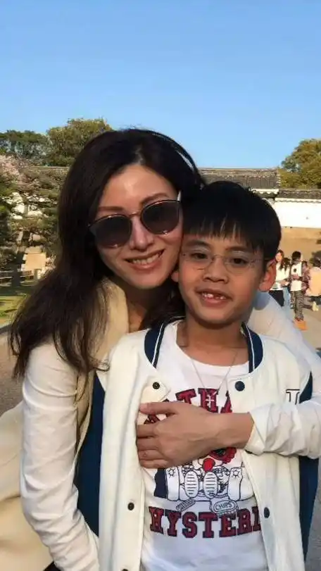 李嘉欣晒29张母子照过母亲节,儿子五官慢慢长开母亲永远盛世美颜