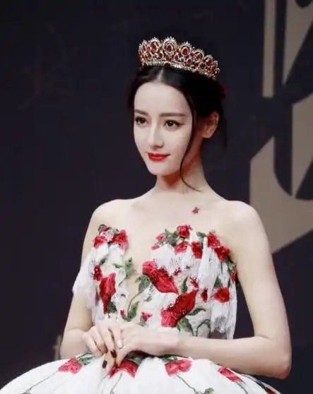 31岁迪丽热巴怼脸照曝光,这状态是认真的吗?_baby_网友_因为