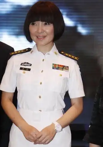 图文:歌手陈红十年后复出已是大校 着海军服英姿飒爽