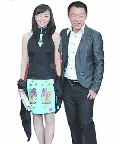 直到一次颁奖礼,他领着妻子出席,大家才发现,黄渤和妻子的外貌几乎