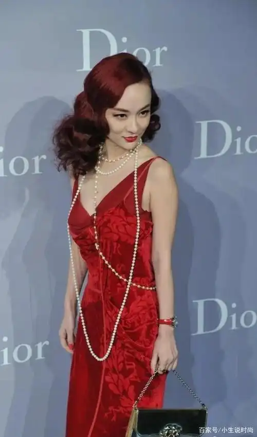 霍思燕太惊艳,红发配红裙风情万种,戴超长珍珠项链尽显雍容华贵