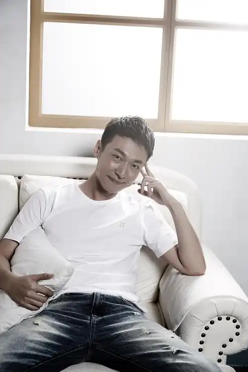 id="gnzqw1o4es">何云龙(dragon),出生于辽宁省,中国内地影视男演员