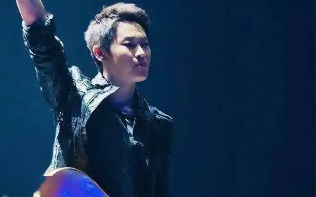 2012年梁博参加《中国好声音》一路过关斩将,站在了鸟巢那个万人瞩目