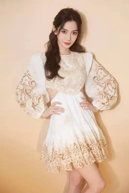 杨颖身穿镂空花瓣裙,微微露出小蛮腰,既是少女感满满,又性感撩人-爱