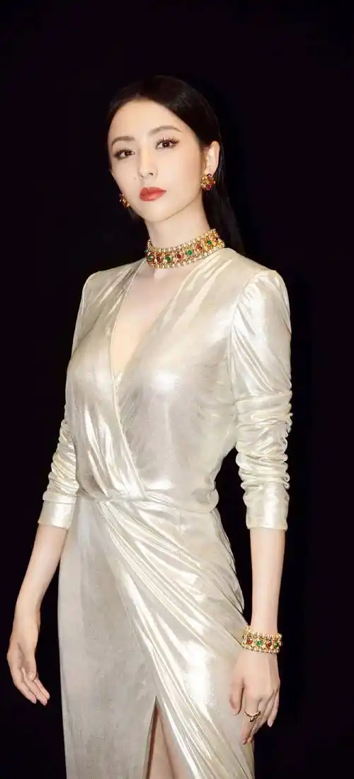 陈思诚为其小女友庆生,与著名演员佟丽娅年轻时十分相像_感情_爱情_阮