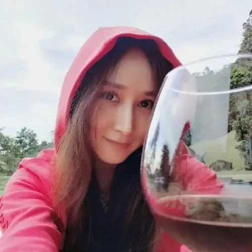 胡静虽是素颜出镜,不过,42岁的她皮肤白皙紧致,面部没有一丝皱纹,整个