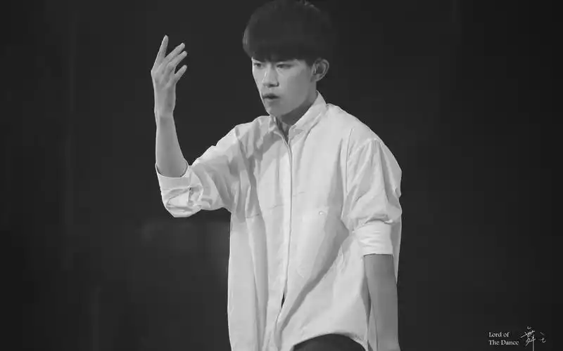 tfboys易烊千玺跳舞帅气黑白写真图片桌面壁纸