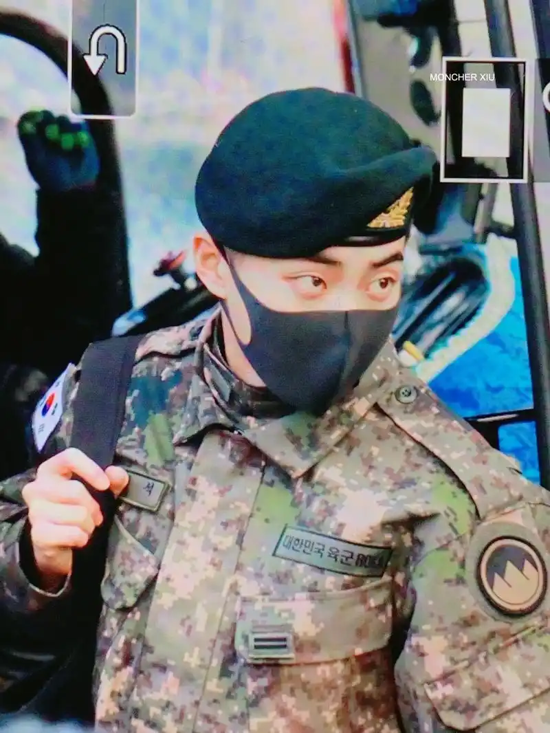 金珉锡今日音乐剧上班照来袭一身军装展示飒爽英姿