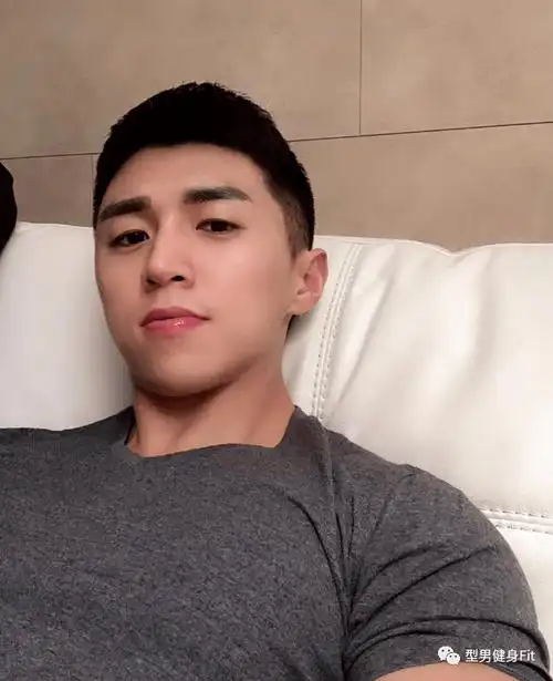 肉壮,大臀大粗腿,这样的肌肉男你打几分?