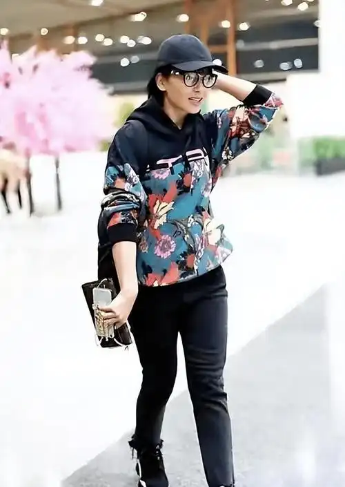 在街头拍到刘涛买花,穿大衣配长靴跟路人一同框,才发现她并不瘦