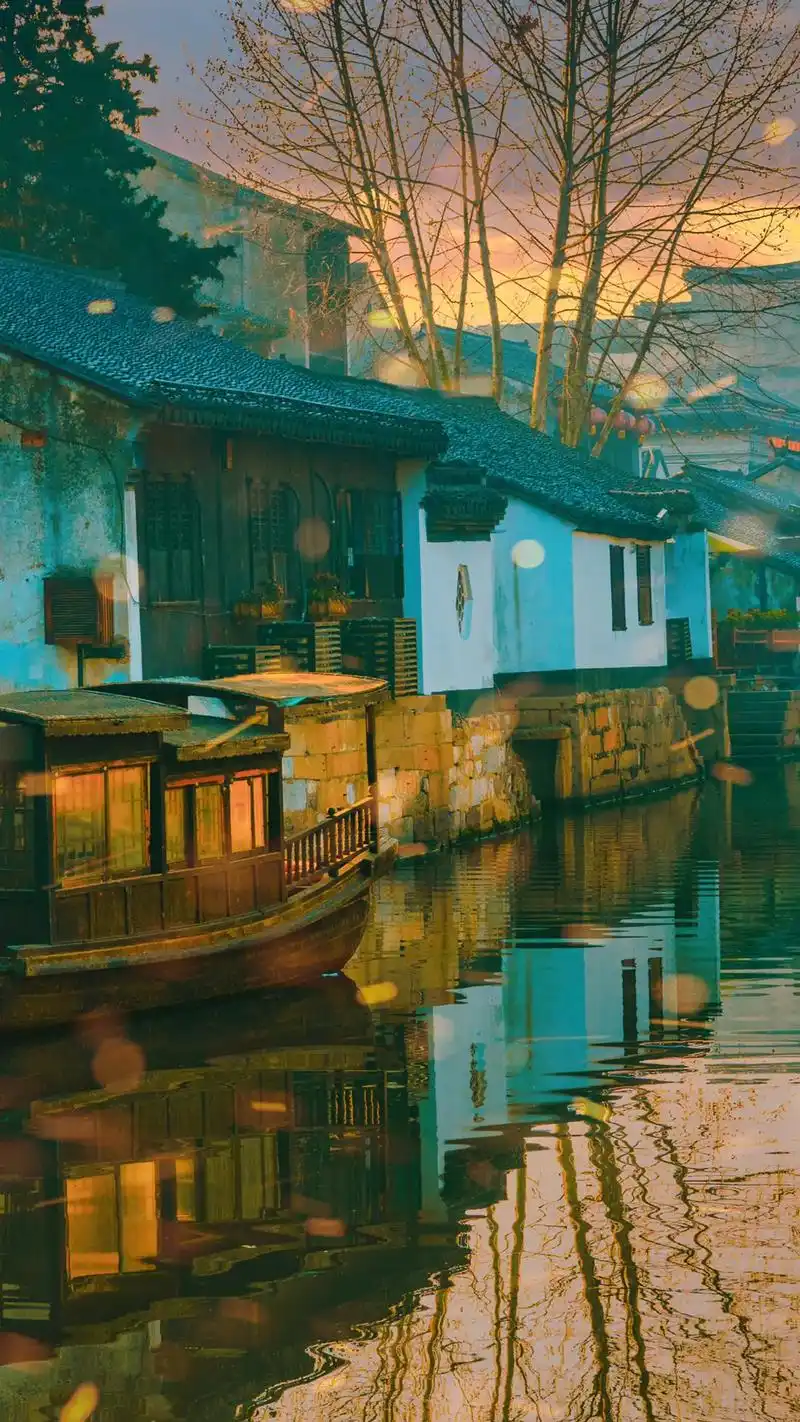 "有人困在雨里,有人在雨中赏雨."#江南水乡风情#小桥流水人 - 抖音