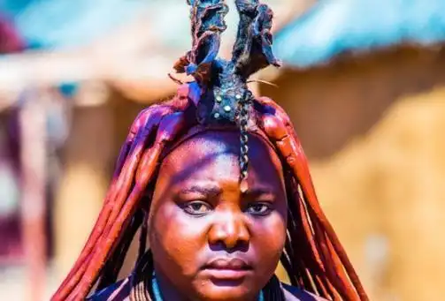 世界上最脏的女人,从来不洗澡,用牛粪来装饰头发,脏成为了时尚