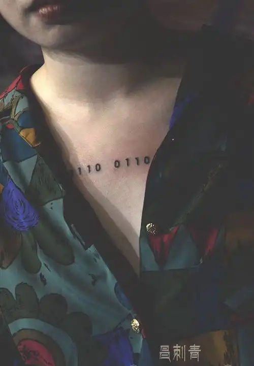 胸口小文字纹身图片