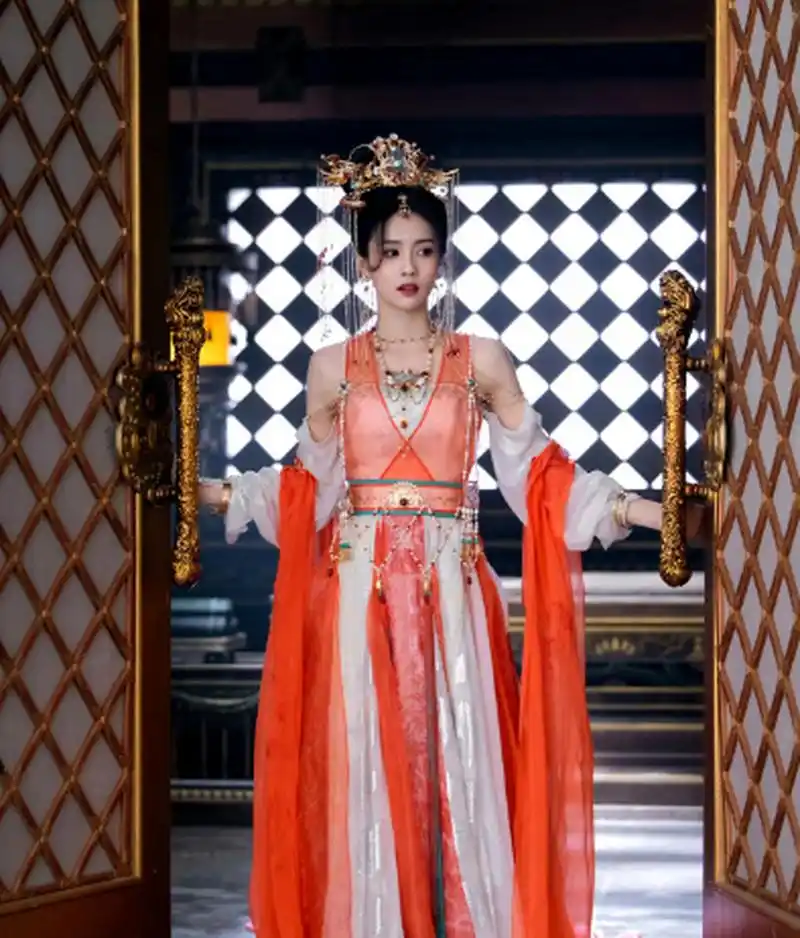 白鹿桑酒婚服造型,敦煌风仙气十足.这就是九天仙女下凡尘吧!