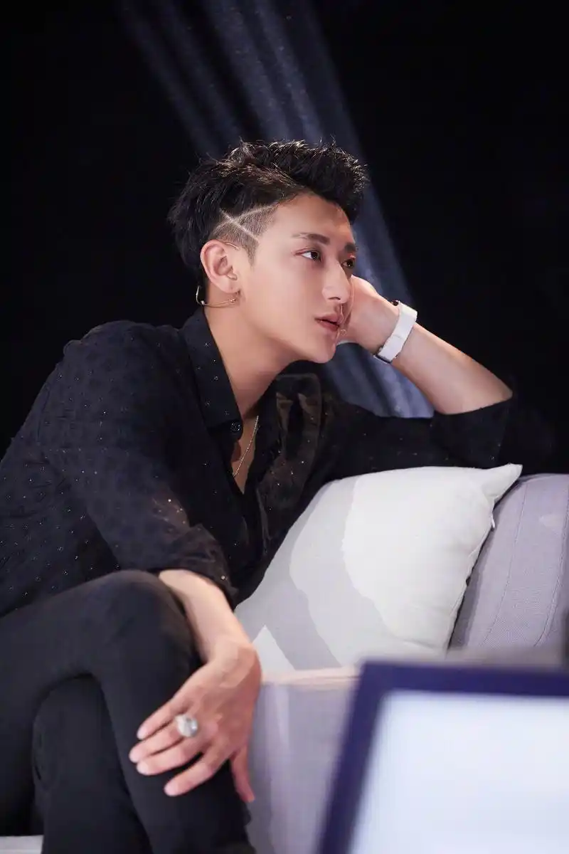 微光闪闪,眸光澄澈,黄子韬身着亮钻刺绣钉珠棒球外套搭配黑色星空衬衣